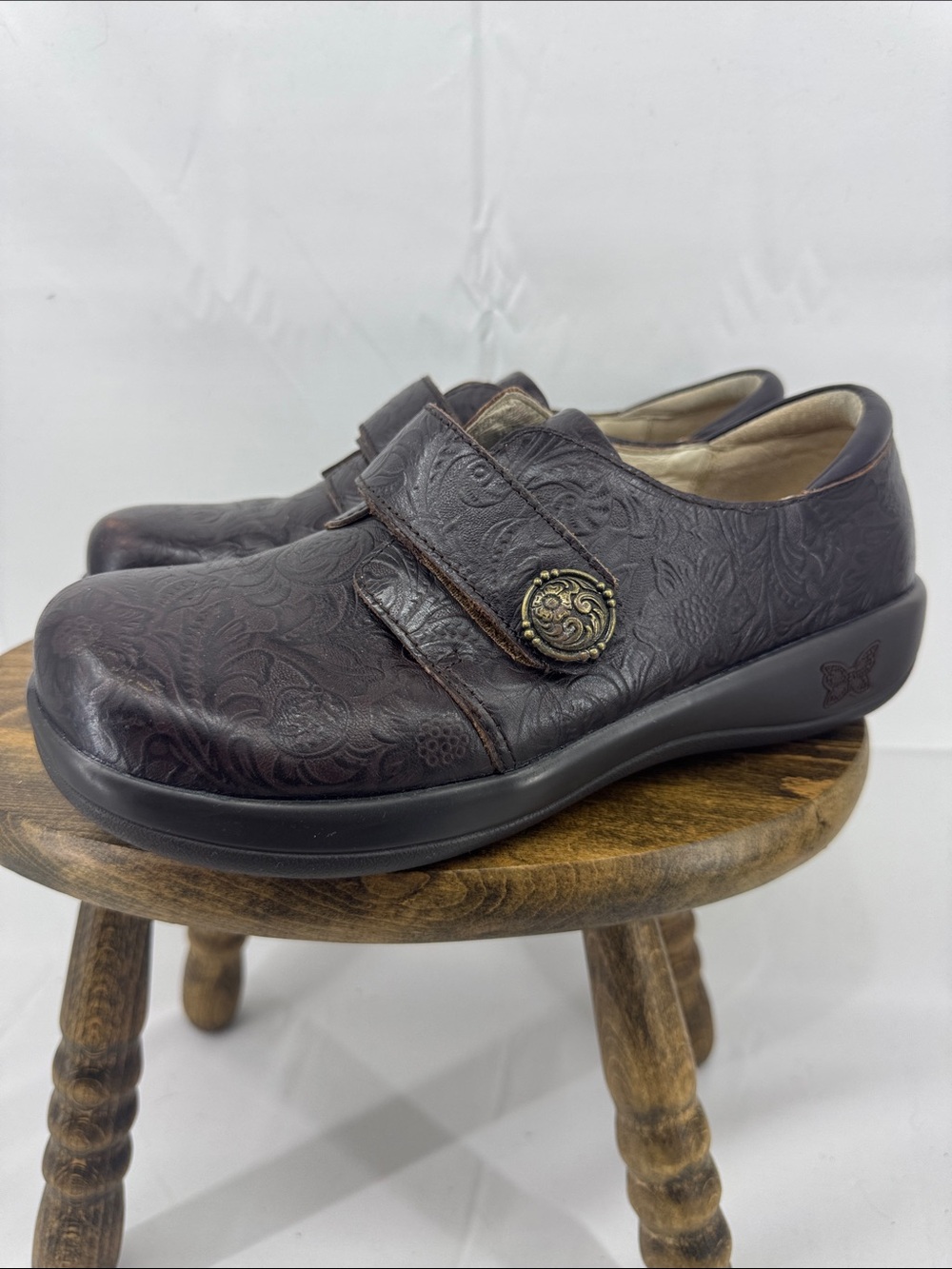 Alegria Womens Joleen Dark Brown Embossed Tooled Leather Velcro Strap Shoes, 38